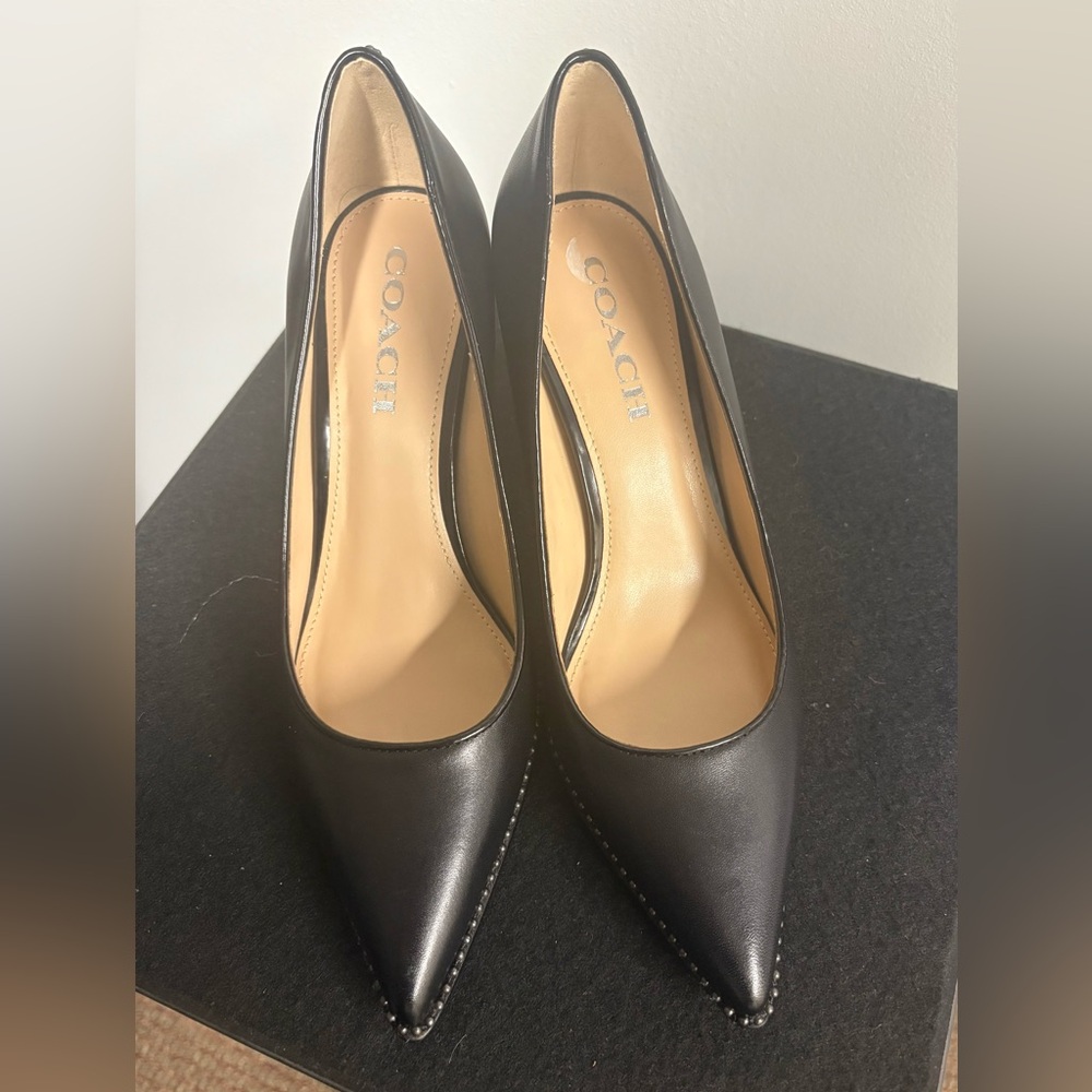 Gorgeous Coach Samantha Black Leather Pumps